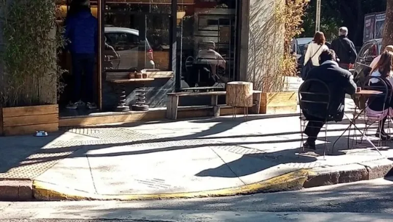 El reclamo del cliente de un restaurante, porque le dieron comida a un hombre en situación de calle