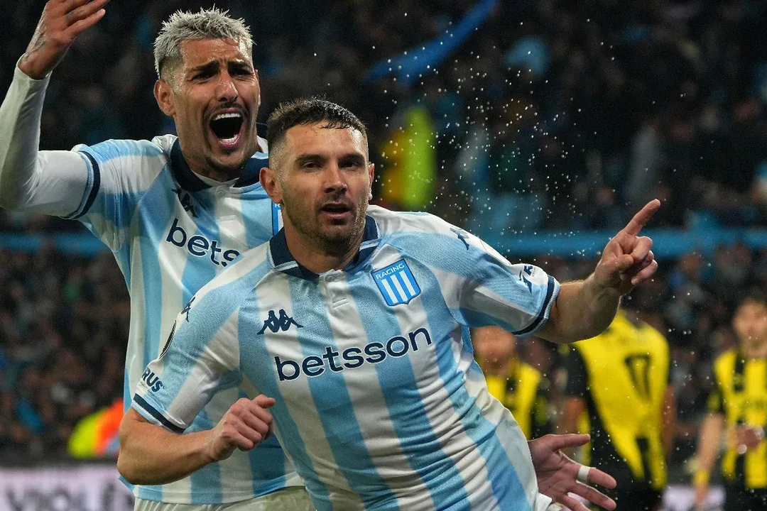 Racing remontó, le ganó a Peñarol por 3-2 en el global y clasificó a cuartos de final