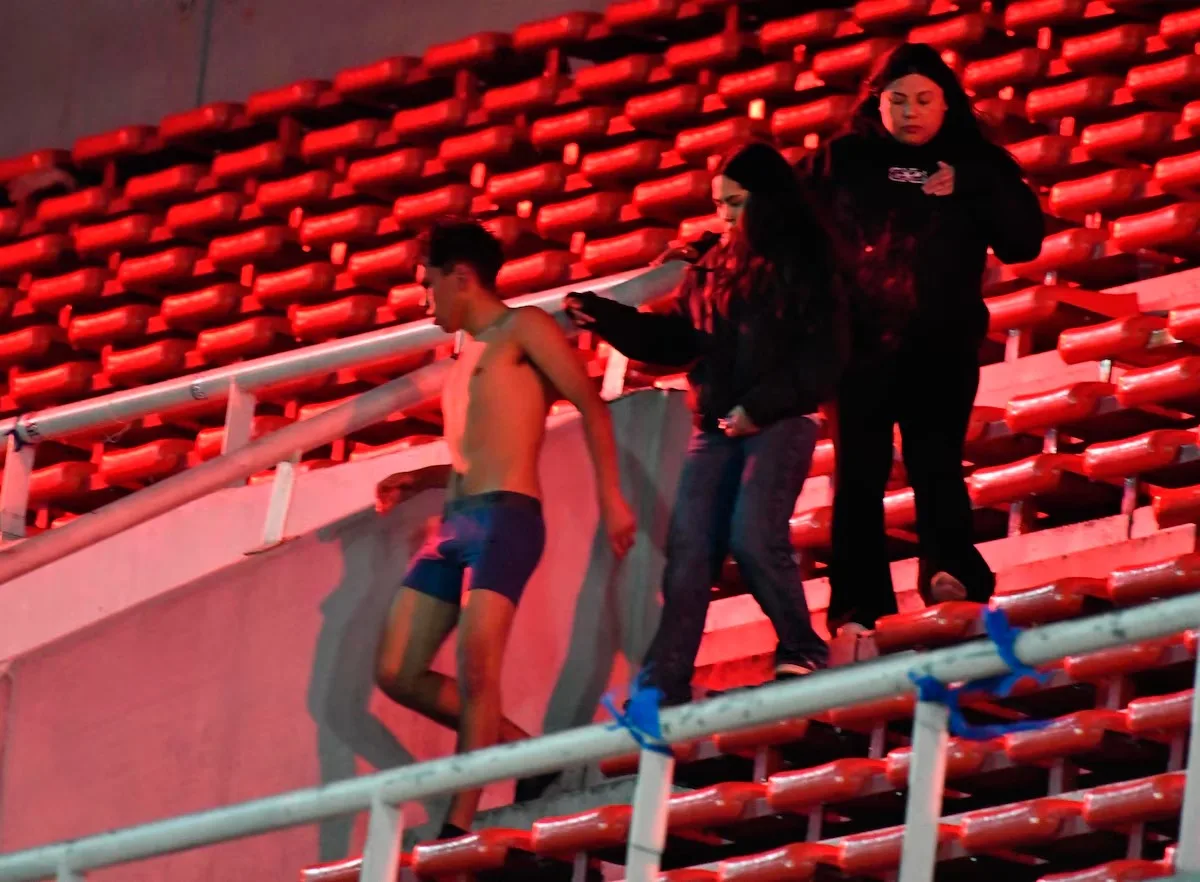 U de Chile califica de “inhumana” la agresión y denuncia “falta absoluta de resguardo” de Independiente