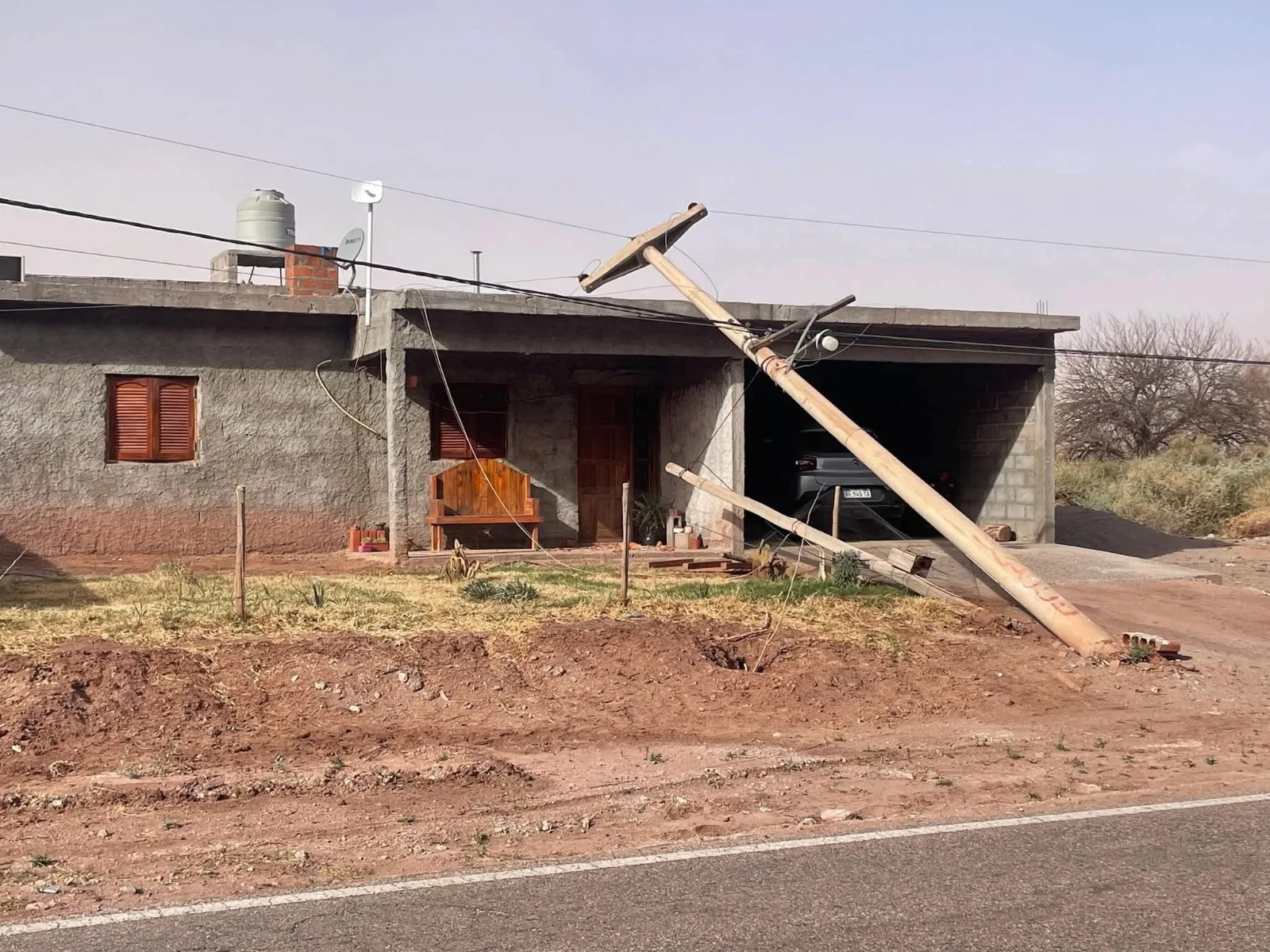 Catamarca: el viento zonda en derribó tendido eléctrico en Tinogasta
