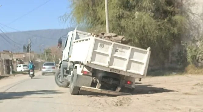 Catamarca: por el desastre que son las calles, un policía sufrió un accidente y perdió su arma reglamentaria, y un camión quedó atascado en Valle Viejo