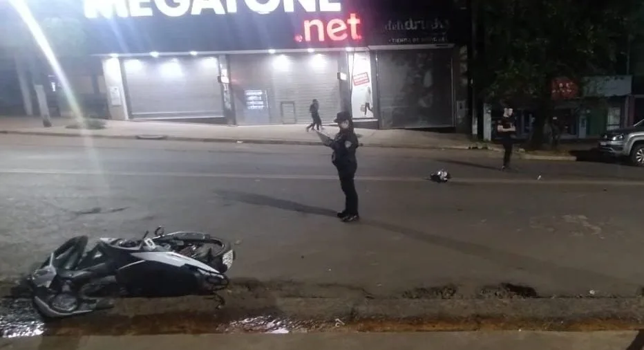 Un joven corría picadas en una moto, lo persiguió un patrullero, lo atropelló y lo mató: el policía que conducía quedó detenido