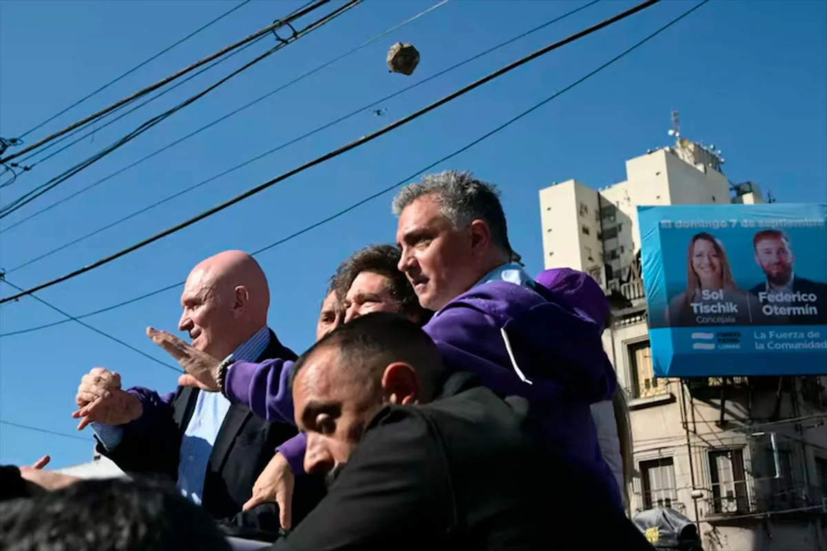 Atacaron a piedrazos a Milei durante caravana en Lomas de Zamora y fue evacuado