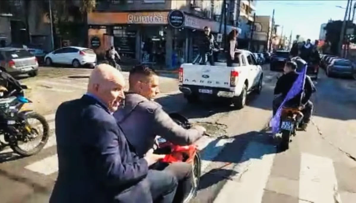 La abultada multa que podría recibir Espert por haberse ido en moto y sin casco