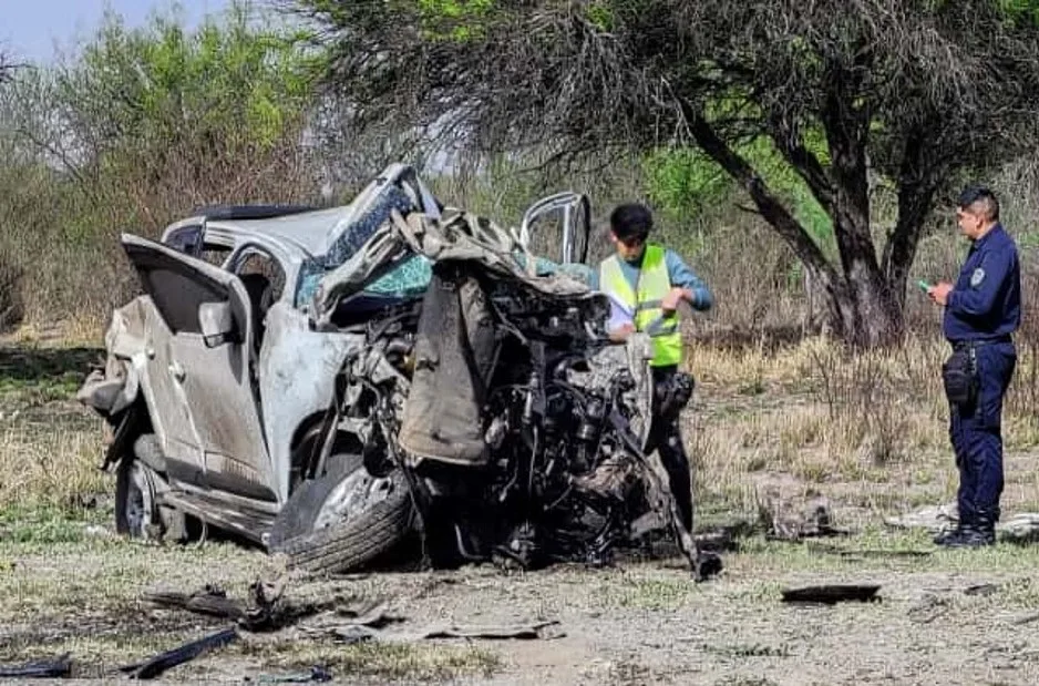 Catamarca: camioneta terminó destrozada y su conductor hospitalizado al chocar contra un camión