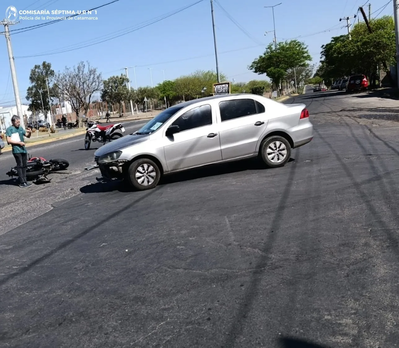 Catamarca: motociclista chocó contra un auto en el ingreso al barrio Eva Perón, y terminó hospitalizado