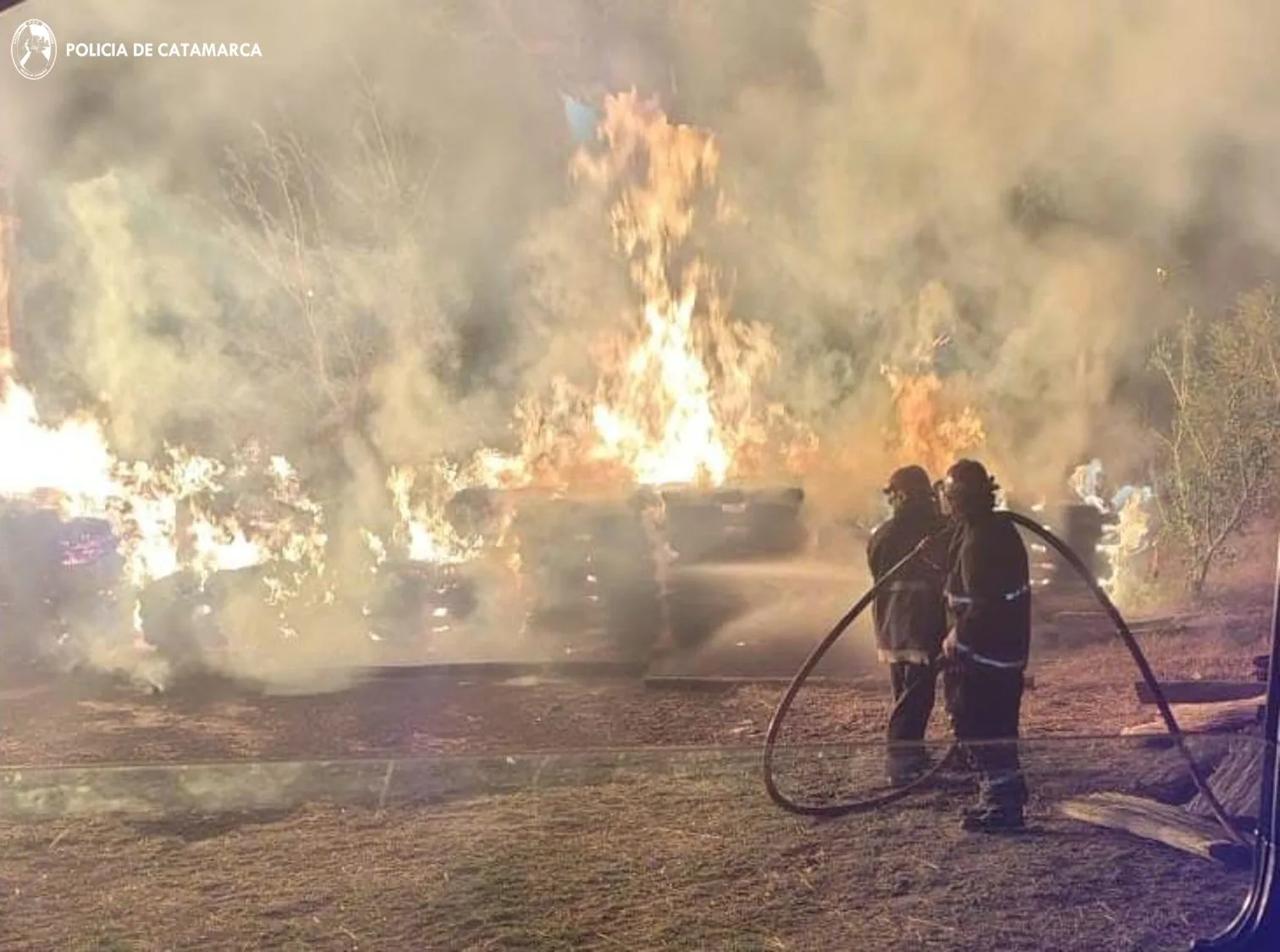 Catamarca: Policías y Bomberos Voluntarios sofocaron un incendio de magnitud en un predio de Banda de Varela
