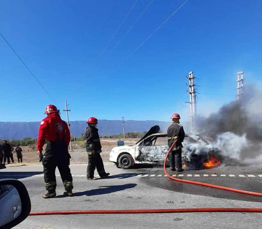 Catamarca: se incendió un auto en la Circunvalación