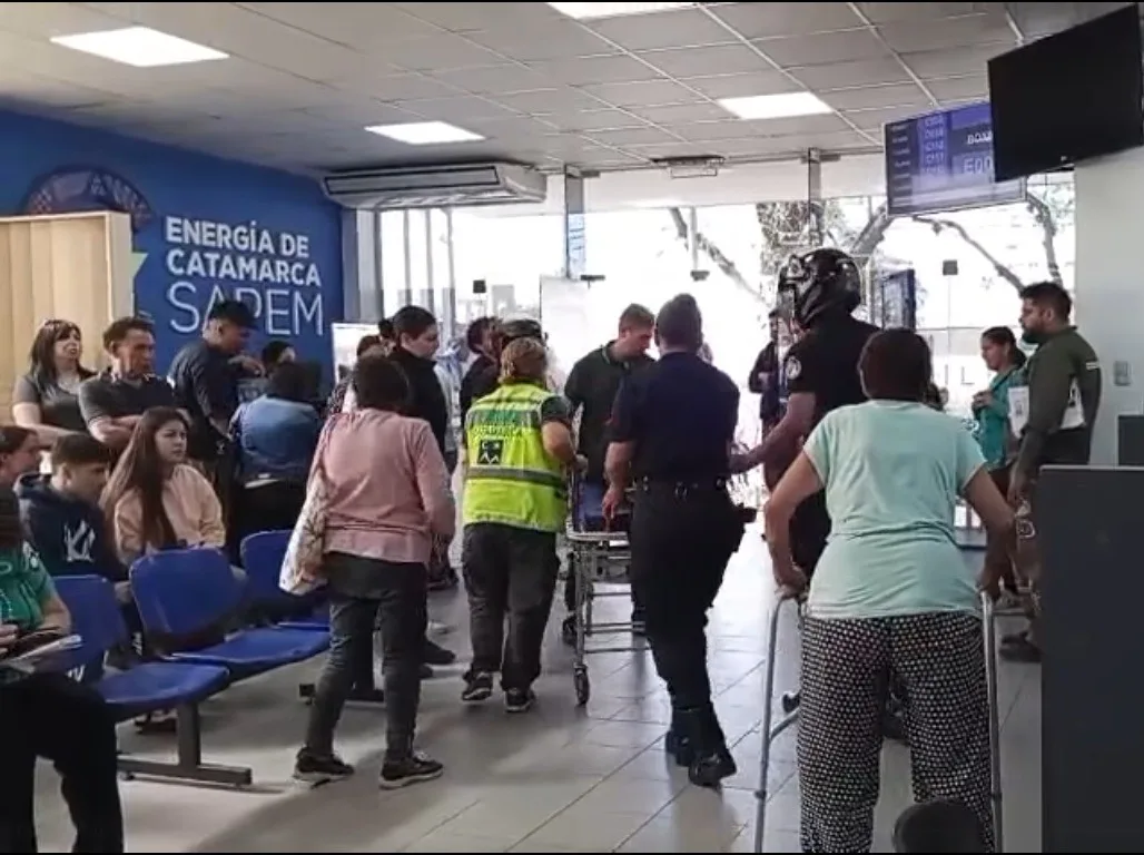 Una mujer se descompensó en EC SAPEM mientras reclamaba por el monto de su factura