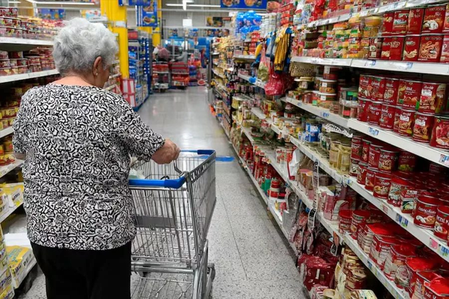 Supermercadistas piden frenar listas con aumentos amparadas en subas y bajas del dólar