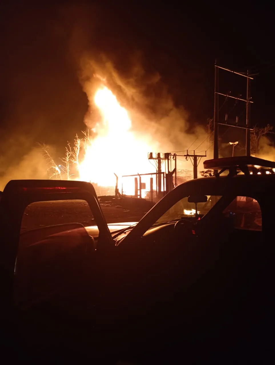 Incendio en el ex predio de Calzados Catamarca: Bomberos Voluntarios y Provinciales trabajaron juntos para contener las llamas