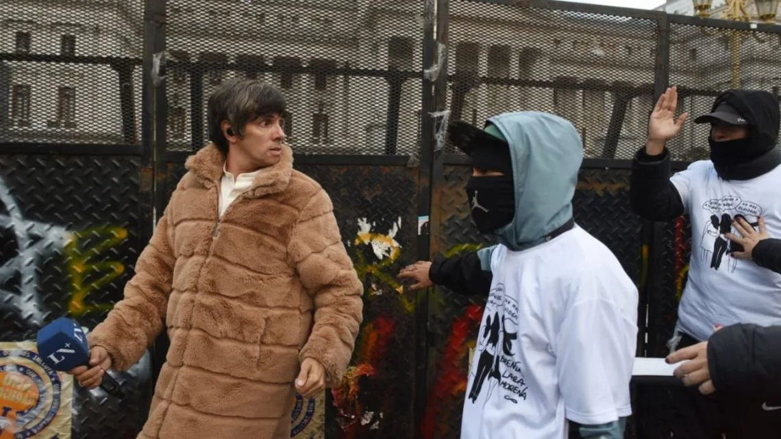 Video: echaron a Robertito Funes Ugarte de la marcha por Brenda, Morena y Lara, por su alineación al Gobierno de Milei