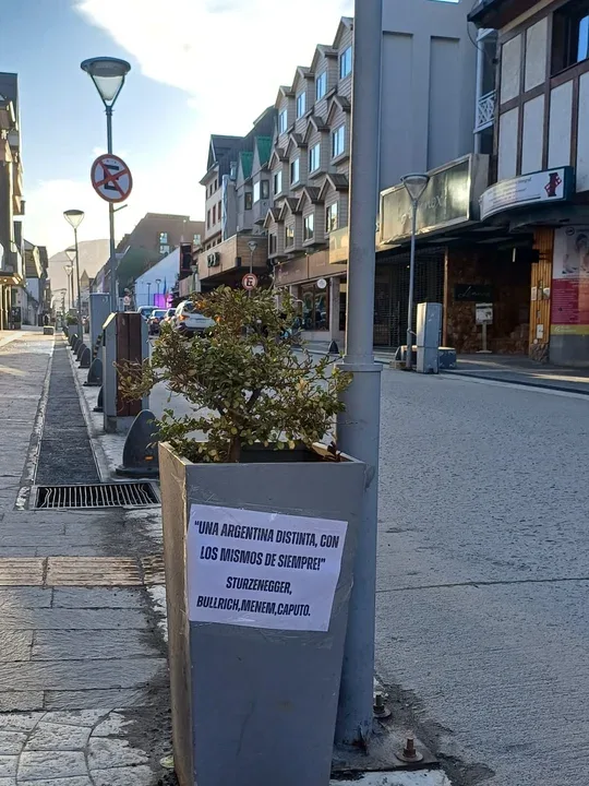 Ushuaia amaneció con carteles en rechazo a la visita de Javier Milei