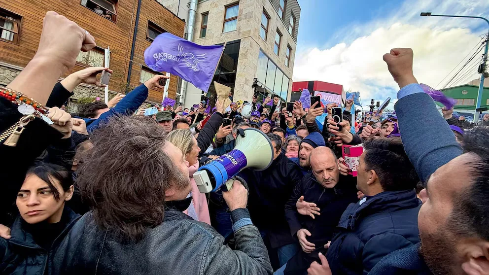 Las protestas del kirchnerismo en Ushuaia impidieron a Milei realizar el acto de campaña: retornó a Buenos Aires