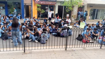 Sentada de alumnos en protesta por un caso de bullying en La Rioja: hace un mes que la víctima falta a clases