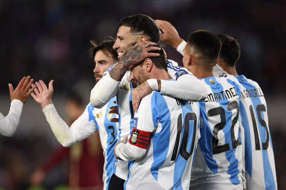 Argentina derrotó a Venezuela 3-0 con dos goles de Messi en su despedida oficial en nuestro país