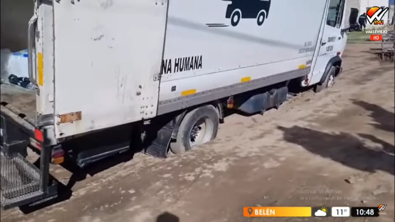 Catamarca: otro camión quedó atascado en las destruidas calles de Valle Viejo