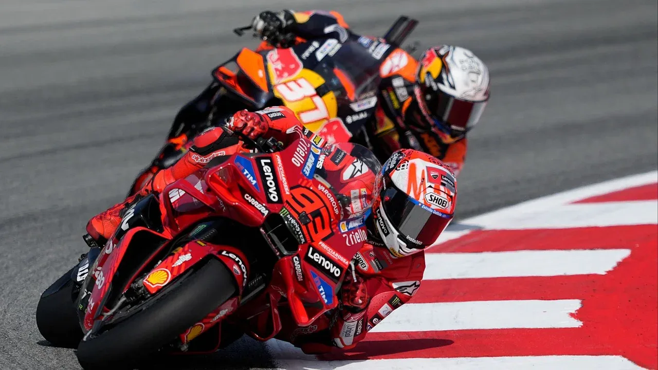 Marc Márquez aprovechó la caída de su hermano Alex y ganó la carrera sprint del GP de Cataluña de MotoGP