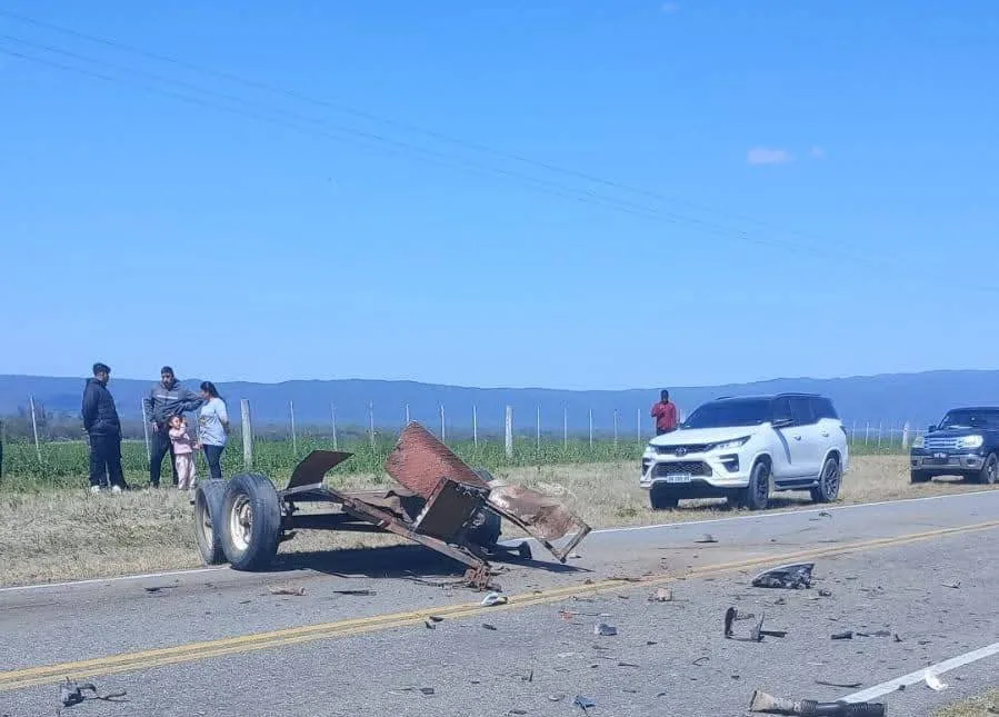Catamarca: se desprendió un carro en plena ruta y provocó el choque con un auto, resultando cuatro personas hospitalizadas en Los Altos