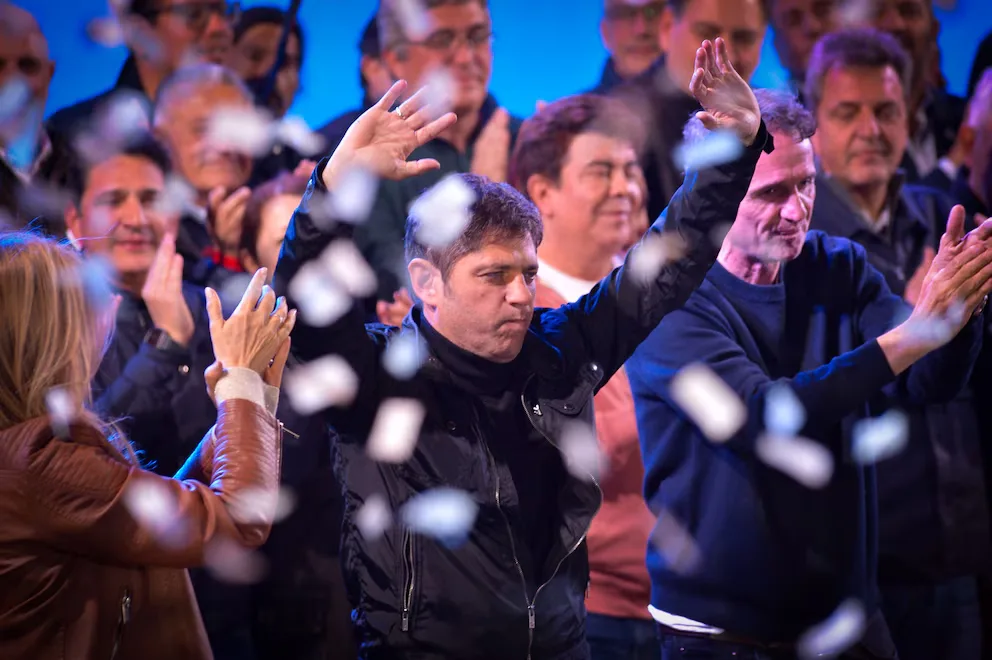 “Es para Axel, la conducción”: el cántico de los militantes peronistas en el búnker bonaerense de Fuerza Patria