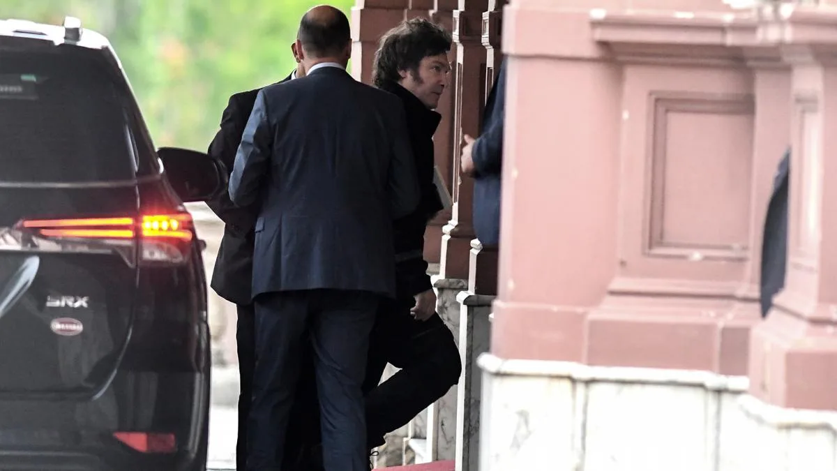 Milei ya mantiene una reunión con su Gabinete para evaluar lo ocurrido ayer en las elecciones de PBA