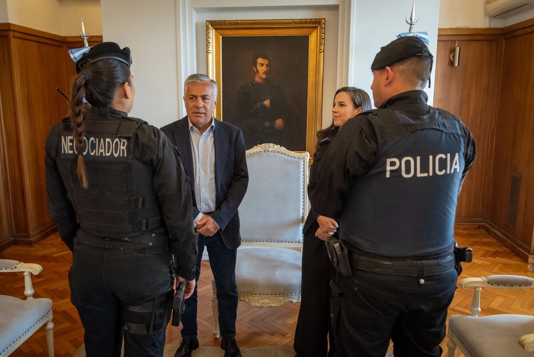 Mendoza: el gobernador Cornejo recibió a policías que actuaron en el dramático caso de la estudiante que fue armada a una escuela