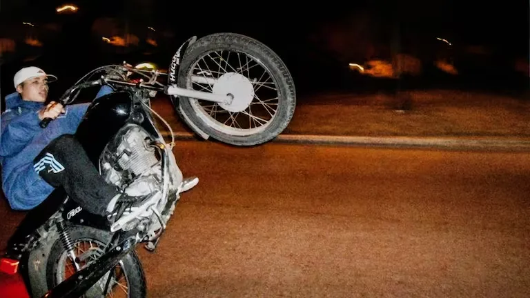 Catamarca: un adolescente y un joven de 19 años realizaban “willy” y resultaron heridos al protagonizar un violento accidente en El Rodeo