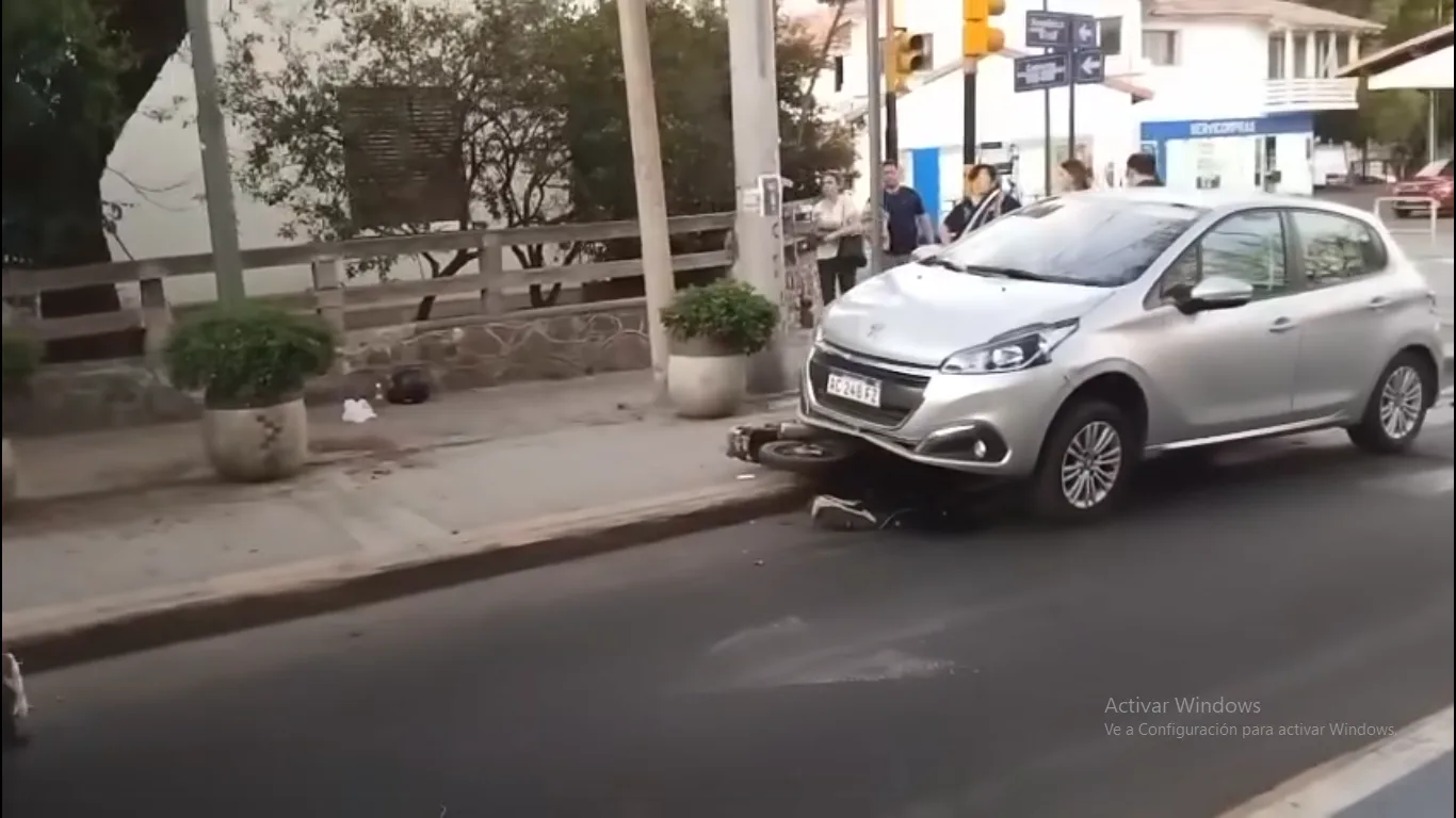 Catamarca: motociclista chocó contra un auto y fue hospitalizado