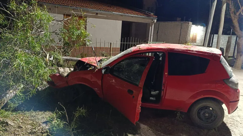 Catamarca: chocó contra un pilar de la luz en Pomán
