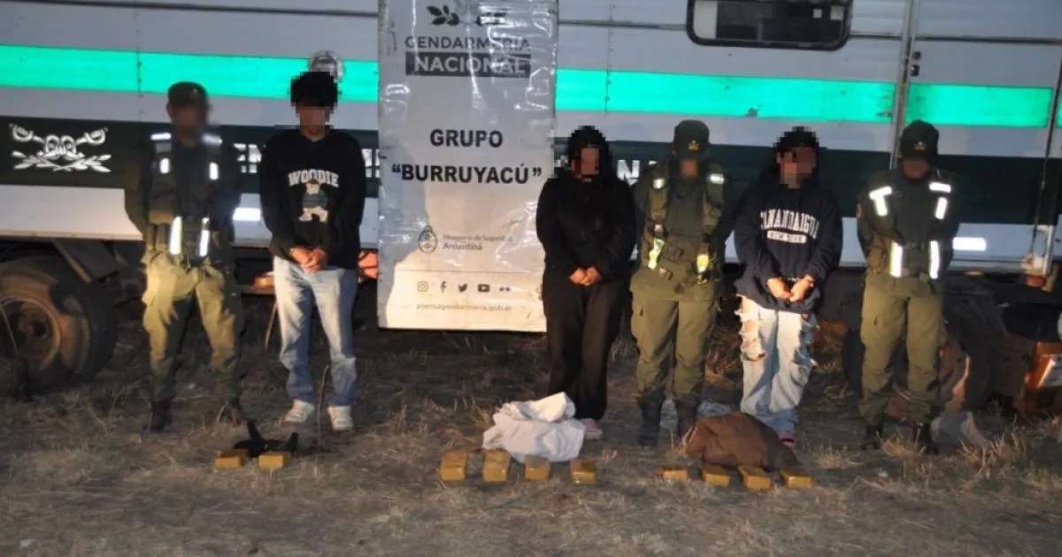 Dos mujeres y un hombre detenidos por trasladar 10 paquetes de cocaína en un colectivo de larga distancia