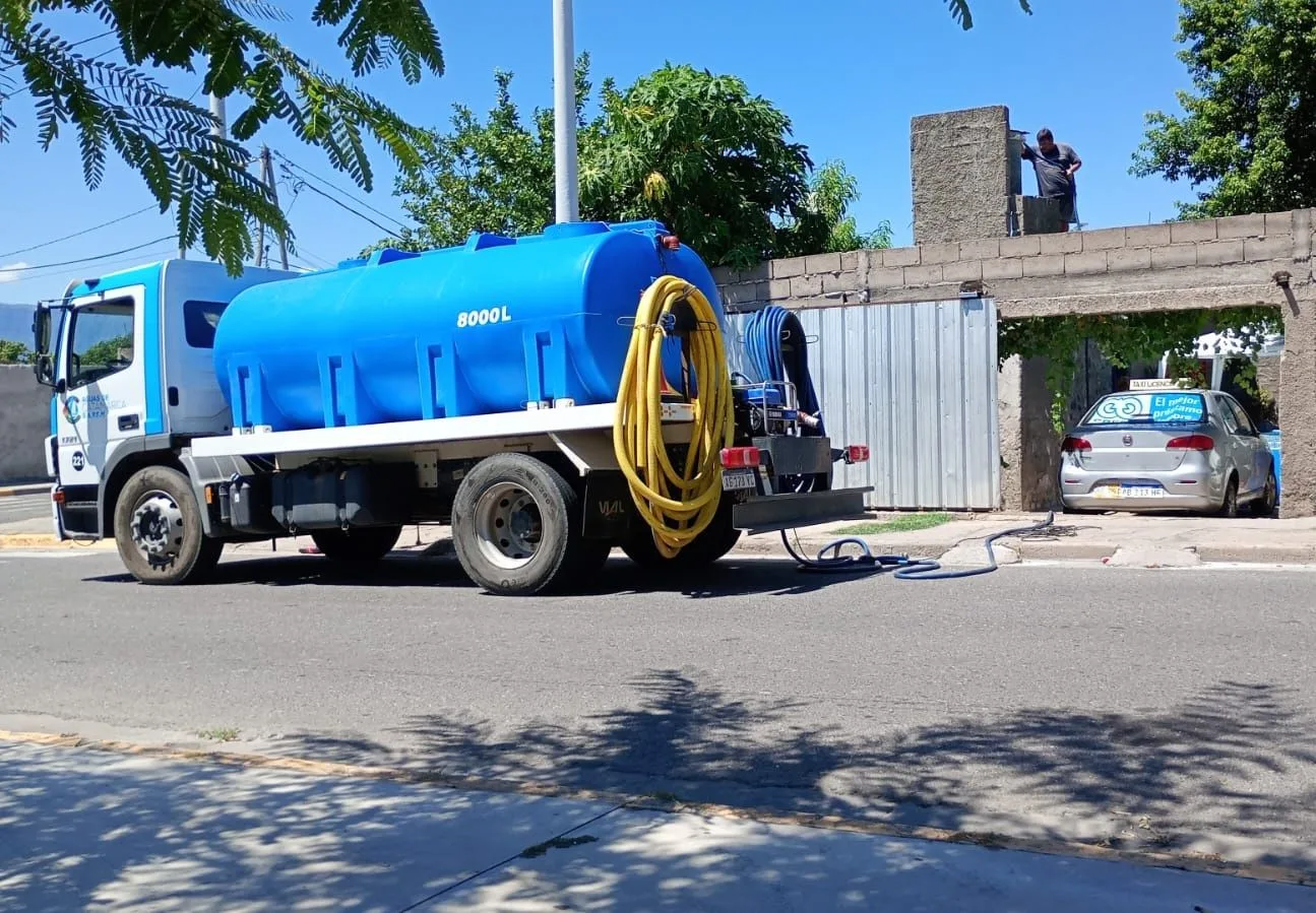 Aguas de Catamarca trabaja en el centro de la Capital por la rotura de cañería de 300 mm