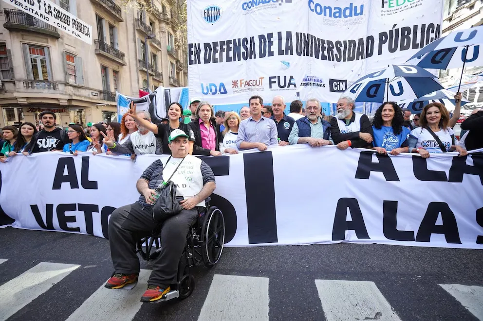 Qué dirigentes políticos participaron de la marcha contra los vetos de Milei