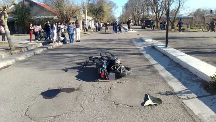Un chico de 17 años murió al chocar en su moto mientras hacía peligrosas maniobras en la calle