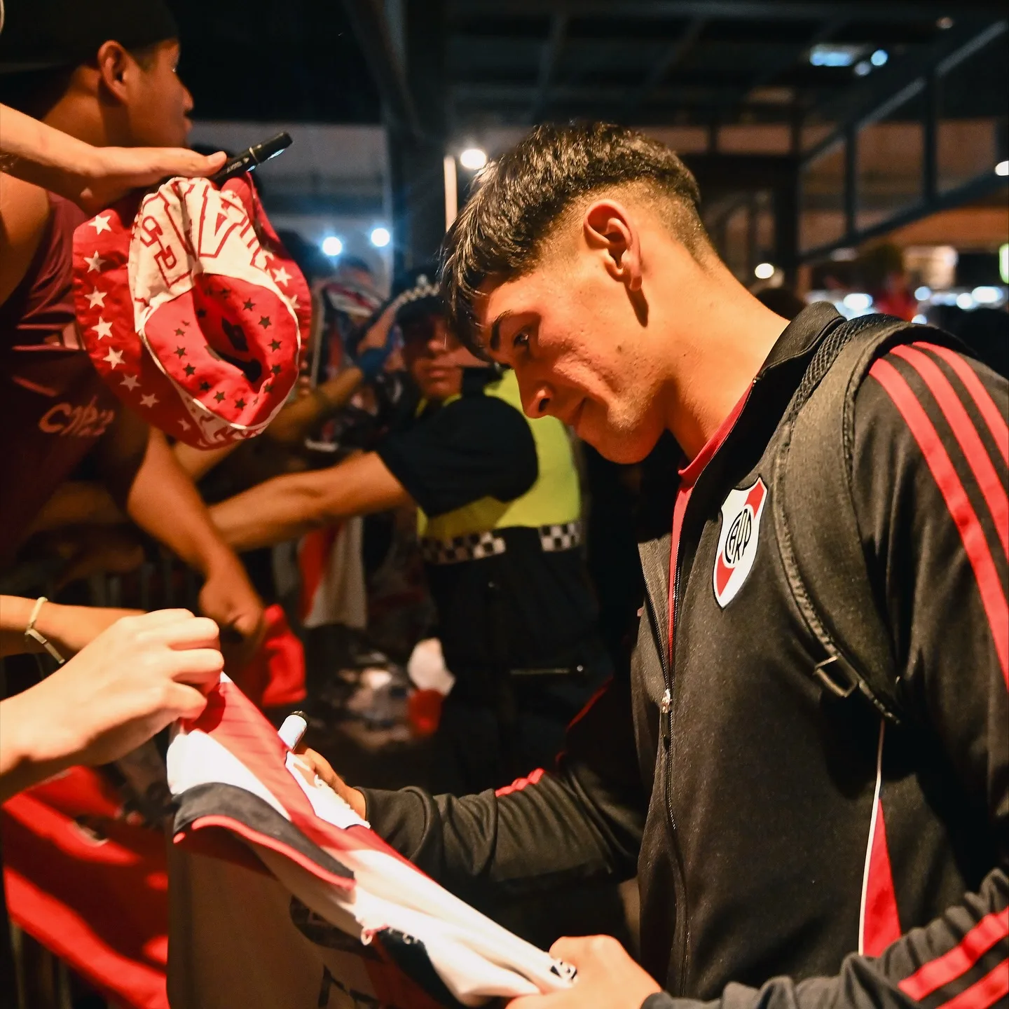 Locura por River que llegó a Tucumán y fue recibido por una multitud (Video)