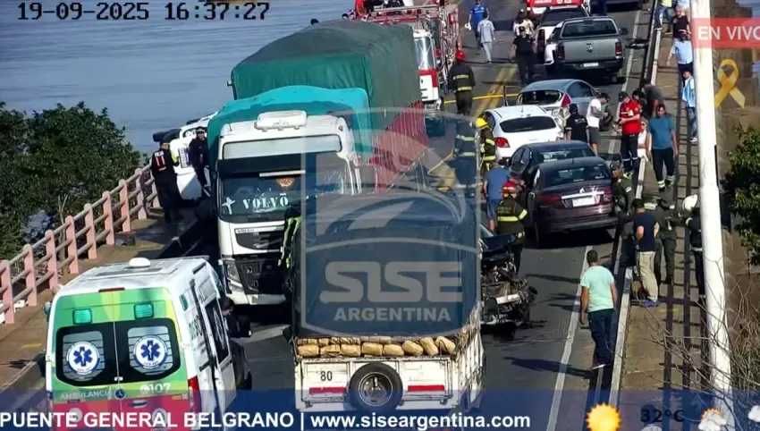 Video: el camión que provocó un choque en cadena y mató a un motociclista en el puente Chaco-Corrientes, se habría quedado sin frenos