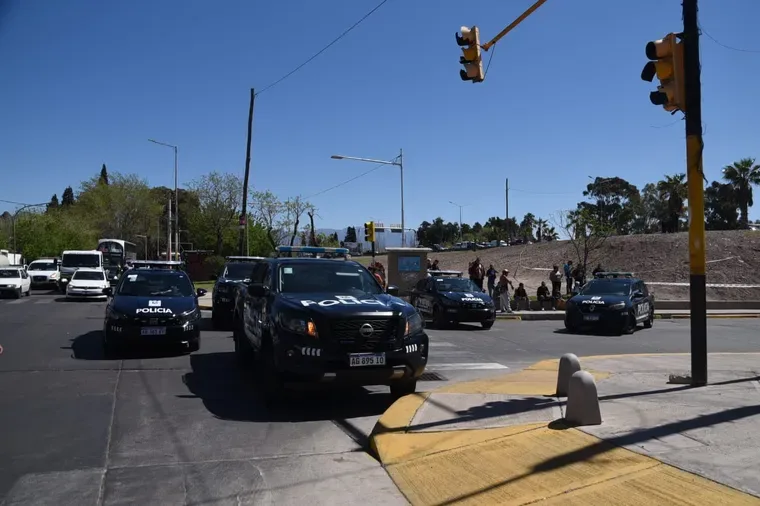 Volcó un camión que transportaba carne y la policía a los tiros impidió un saqueo