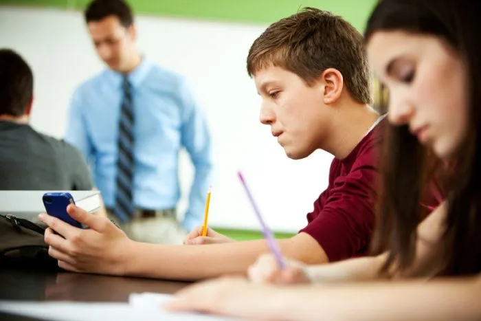 Prohibición de celulares en las escuelas: Santa Fe prepara un nuevo marco normativo