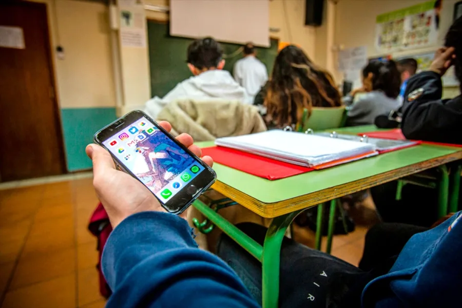 Ahora Entre Ríos: presentaron un proyecto de ley que busca prohibir el uso de celulares en las aulas