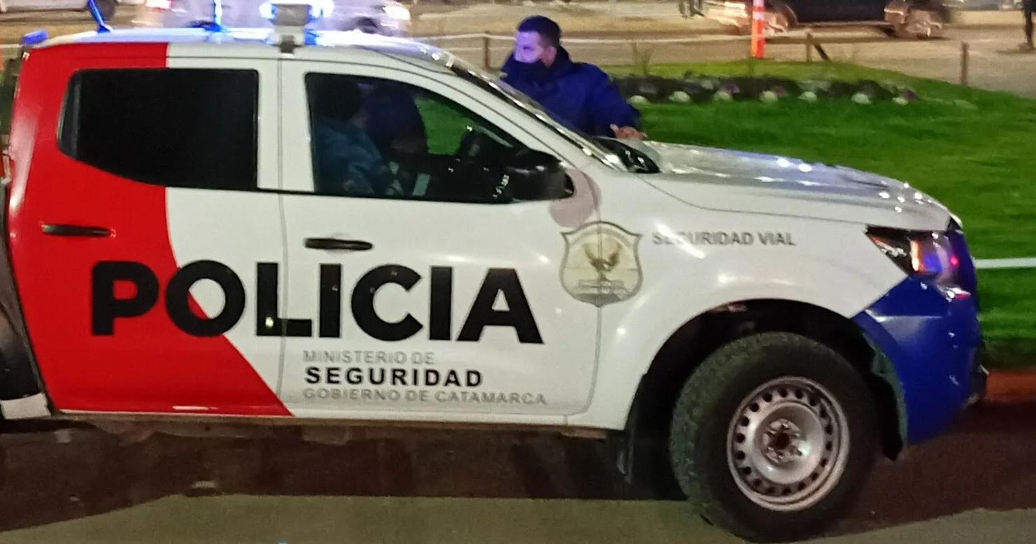 Celos, violencia y escándalo en la Capital de Catamarca: un policía terminó detenido