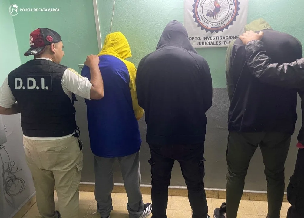 Catamarca: recuperan motos robadas, secuestraron otras de dudosa procedencia, teléfonos celulares, droga y detienen a tres personas en la Capital