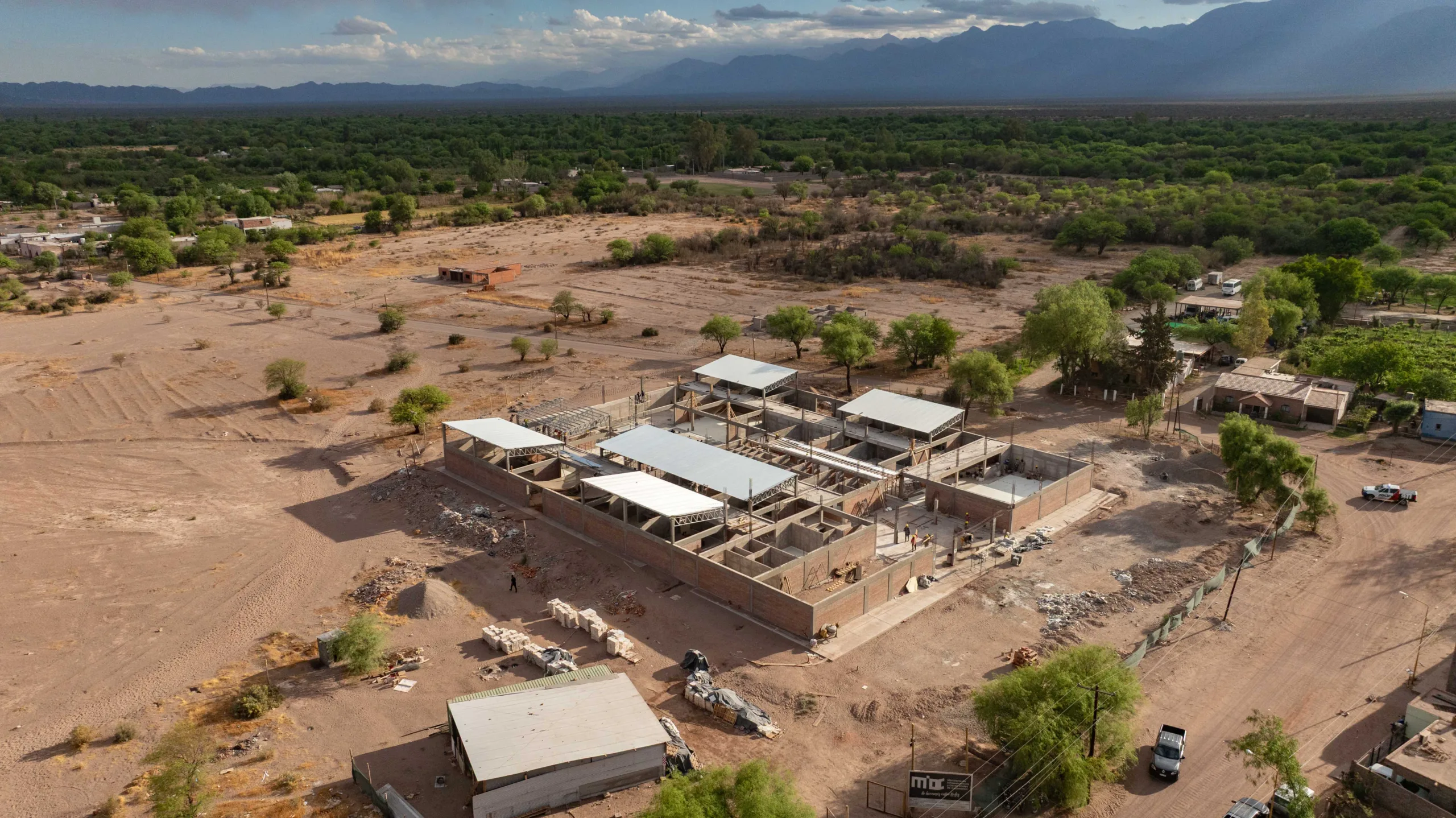 El Gobernador Raúl Jalil recorrió la obra de la Escuela Técnica de Tinogasta, que también albergará al IES local