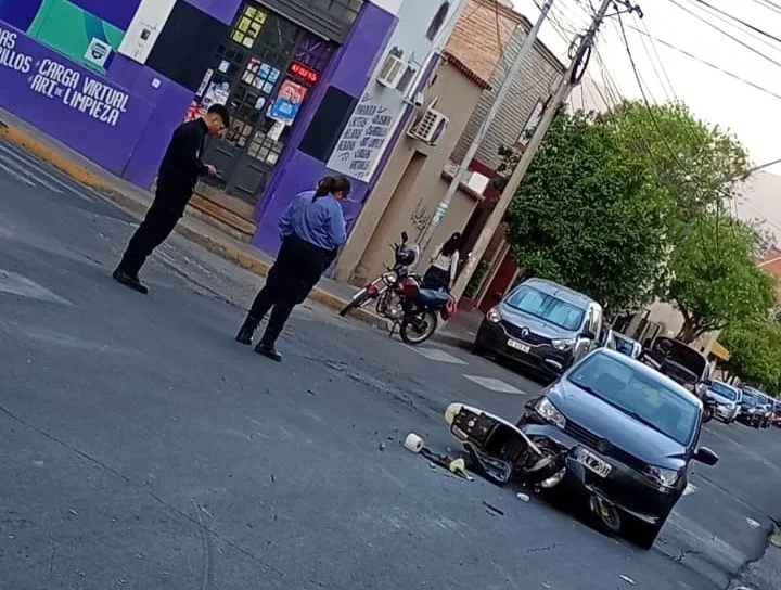 Chocaron un auto y una moto en el centro de Catamarca: dos personas hospitalizadas (Video)
