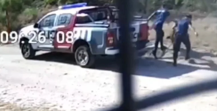 Video: escrachan públicamente a policías de Catamarca que arrojaron un perro muerto en la vía pública