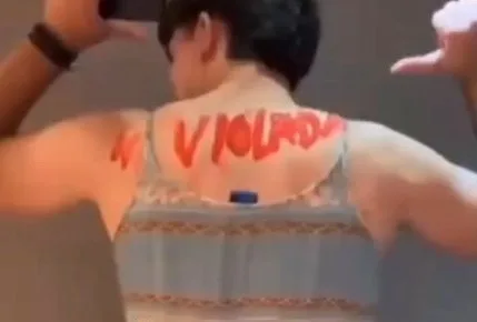 Video: se disfrazó de víctima de abuso para burlarse durante viaje de egresados, y provocó indignación y repudio