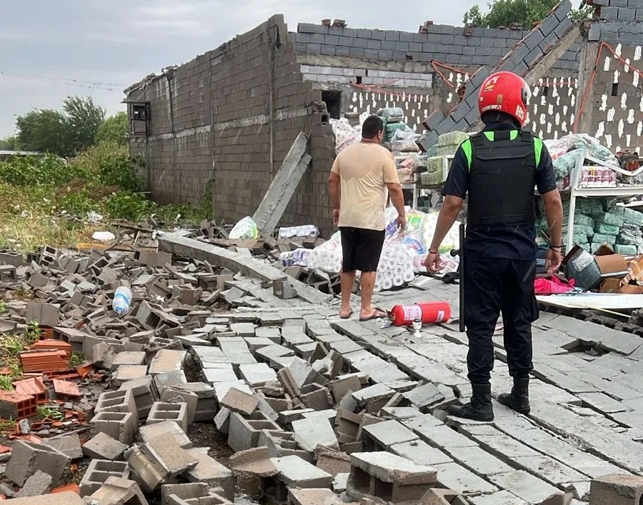 Se derrumbó un súper chino por la tormenta en Tucumán: heridos leves e intentos de saqueo