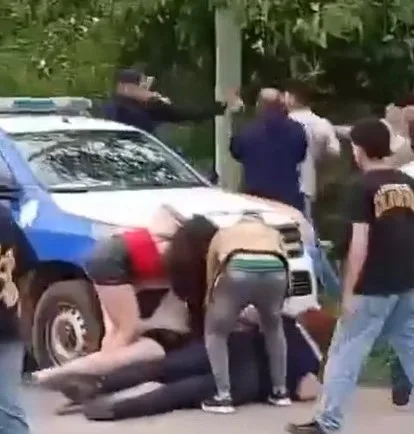 Catamarca: a las piñas con la policía en Santa Rosa por cuestiones políticas (Video)