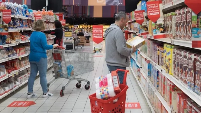 Cada vez más familias se endeudan para hacer compras en el supermercado, según un informe de la UBA