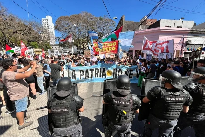 Milei tuvo que suspender una caminata de campaña en Santa Fe por protestas