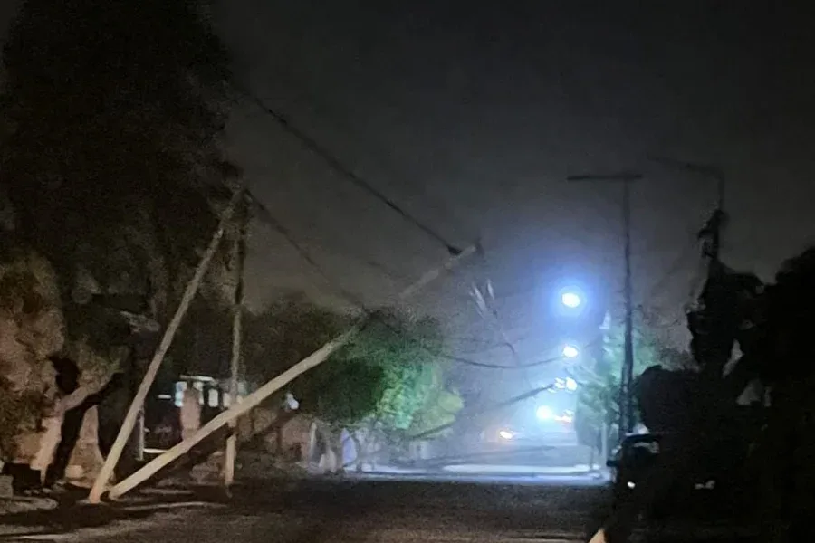 El viento zonda provocó  caída de postes en La rioja