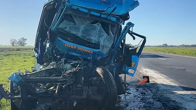 Siniestro fatal en la autopista Rosario-Buenos Aires: un hombre murió en un choque de tres camiones